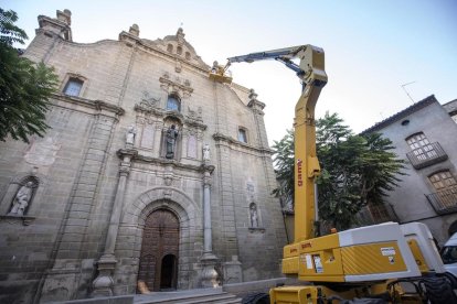 La grua que ahir es va utilitzar per fer un estudi detallat de l’estat del temple de Guissona.