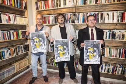 L’alcalde de Cervera, Ramon Royes, el regidor Jaume Rosich i un dels organitzadors, Enric Bono.