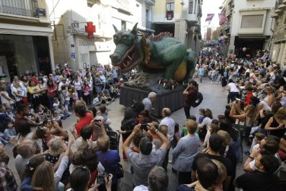 La plaça de la Paeria va ser l’escenari ahir d’una de les parades del seguici de la festa, amb Lo Marraco com a protagonista.