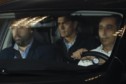 Pedro Sánchez, ahir al sortir de la seu socialista del carrer Ferraz, a Madrid.