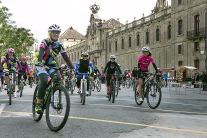 Les participants van prendre la sortida davant de la Universitat de Cervera.