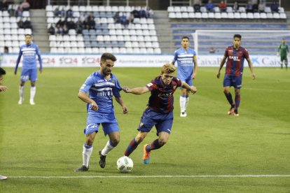 Guillem Martí és tirat a terra per un jugador de l’Atlètic Llevant, en una acció del partit d’ahir.