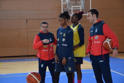 Joan Carles Pié da instrucciones a Courtney Williams durante la sesión de entrenamiento.