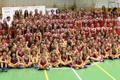 Todas las jugadoras de los diferentes equipos del CB Lleida posaron juntas durante el acto de presentación del club.