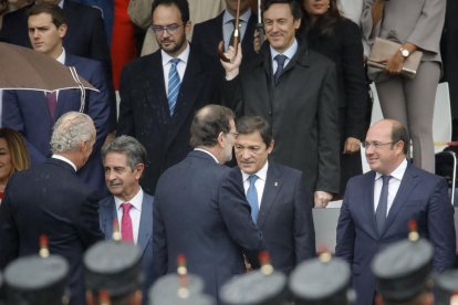 Mariano Rajoy saluda el president de la gestora del PSOE, ahir a la desfilada militar del 12 d’octubre.