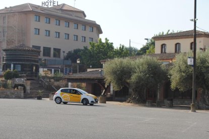 Vigilants privats recorren periòdicament la Masia Salat.