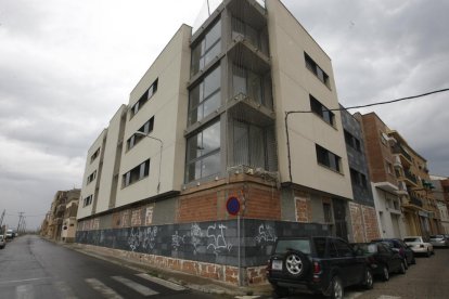 El bloc del Secà que la Paeria ordena tancar pels coloms.