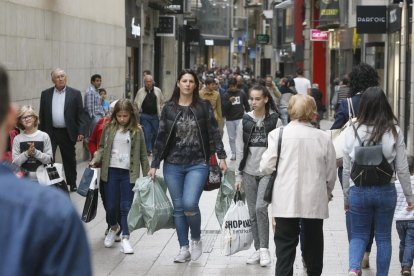 L’Eix Comercial va registrar una bona afluència de clients durant la jornada, malgrat ser festiu.