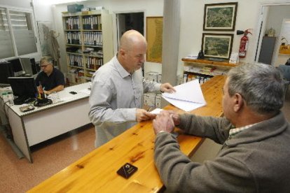 L'alcalde de Torrelameu, Carles Comes, atenent un veí aquest dimecres a la seu del consistori.