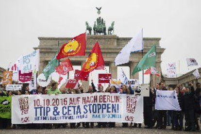 El TC alemany dóna llum verda a què Berlín aprovi l’acord UE-Canadà amb condicions