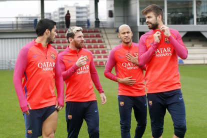 Suárez, Messi, Neymar i Piqué, durant l’entrenament d’ahir del Barcelona.