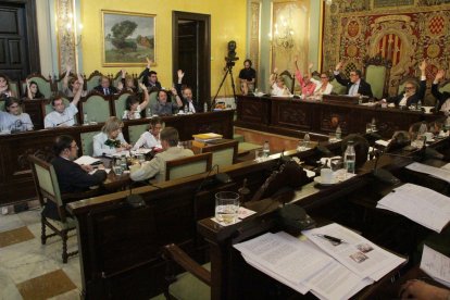 Imatge d’una votació en el ple municipal celebrat el mes de juliol passat a la Paeria.