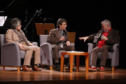 Màrius Serra (dreta), a la gala de la Nit Literària del 2014, amb els guanyadors Nati Soler i Carlos Ruiz.