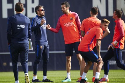 Luis Enrique, amb Busquets, durant l’entrenament d’ahir.