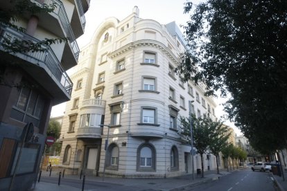 Façana de l’hospital Montserrat, entre Bisbe Torres i Governador Montcada, i de les instal·lacions de Vithas a l’edifici annex a la Llotja.