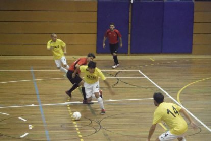 Una acció del partit que el Linyola va jugar ahir.