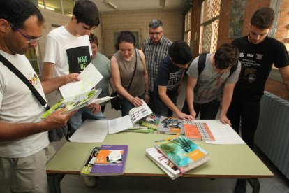 Foto de família dels alumnes i les docents del col·legi, que en lloc d’aules té espais distribuïts per ambients.