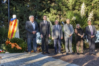 Tradicional ofrena floral al Tarròs, localitat natal de Companys, amb el conseller de Justícia, Carles Mundó.