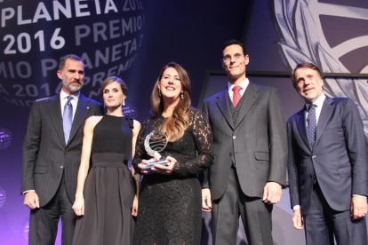 Dolores Redondo, acompanyada de Marcos Chicot, els reis d’Espanya i el president del grup Planeta.