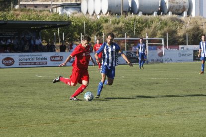 Un jugador de l’Alpicat porta la pilota davant la pressió d’un rival.