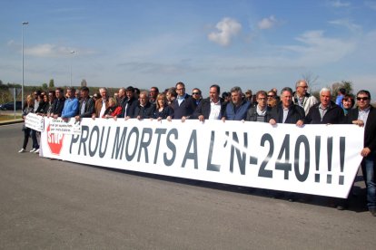 Un centenar de personas cortaron ayer la N-240 a la altura de Margalef para reclamar a Fomento que mejore la seguridad de esta vía.