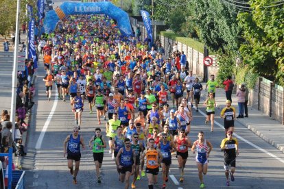 El moment de la multitudinària sortida de la Mitja Marató de Mollerussa.