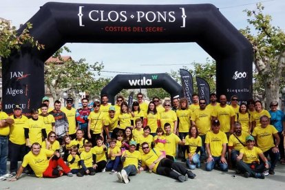 Foto de família amb alguns dels participants de la prova.