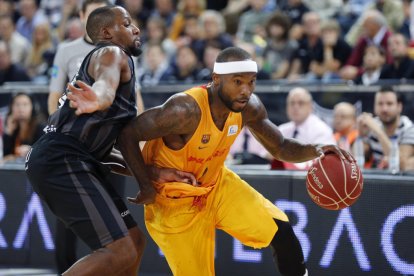 Tyrese Rice avança amb la pilota davant del belga Jonathan Tabu, base del Bilbao.