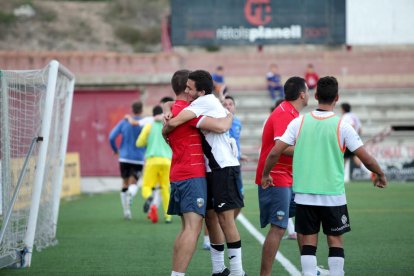 Un jugador del Lleida B abraça el tècnic, Gerard Albadalejo, en la victòria aconseguida ahir.