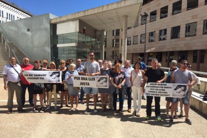 Familiars i amics de Marta Sòria aquest dilluns al jutjat de Lleida.