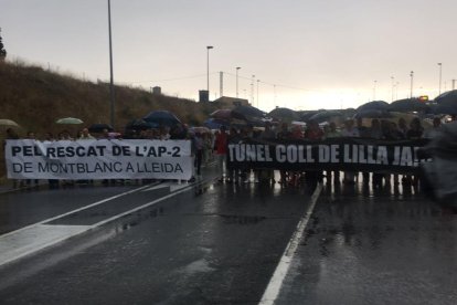 Els manifestants van tallar l’N-240 sota la pluja darrere de pancartes per exigir el túnel i alliberar l’AP-2.