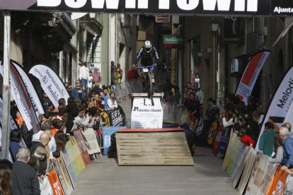 Un dels participants en el Lleida Down Town salta un obstacle ahir a Cavallers poc abans de finalitzar el recorregut.