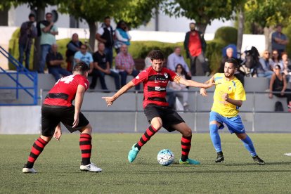 El capità de l’EFAC Almacelles es disposa a passar la pilota davant de la pressió d’un contrari. 