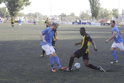 Un jugador del Pardinyes intenta protegir la pilota davant d’un rival