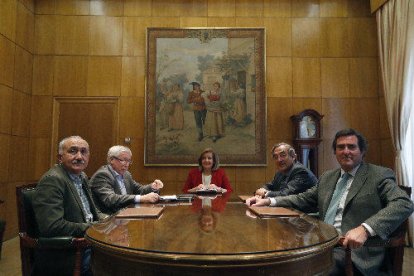 Imatge de la reunió entre la ministra en funcions d’Ocupació i els agents socials que es va fer ahir.