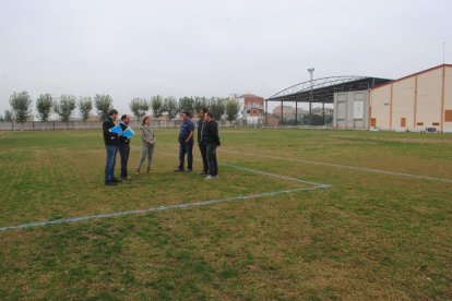 El consistori, l’empresa i tècnics del consell, al camp.