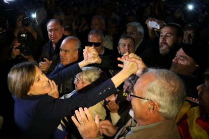 Carme Forcadell saluda les persones que es van concentrar per donar-li suport.