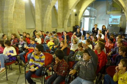 Els escolars de quart de l’Escola Arrels en la visita al consell.