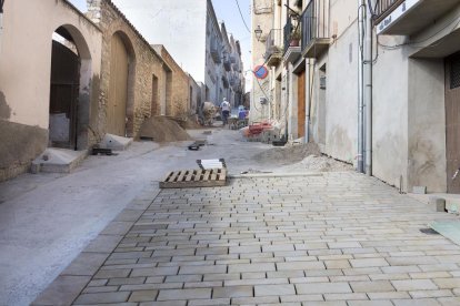 El carrer Barcelona, on es du a terme l’enllosat.