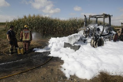 Estat en el qual va quedar el tractor després de ser devorat per les flames.