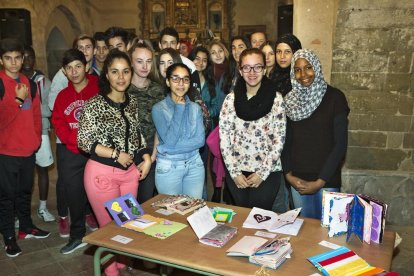 Alguns dels alumnes de l’IES Antoni Torroja amb els llibres elaborats per ells mateixos.