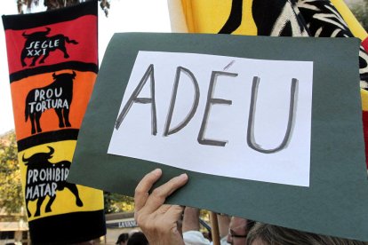 Protesta d’antitaurins davant de la Monumental de Barcelona el dia de l’última corrida, el 2011.