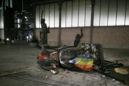 Imatge de l’estàtua tombada de Franco ahir a la nit per uns desconeguts.