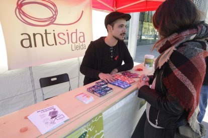 Antisida de Lleida va instal·lar ahir dos estands informatius.