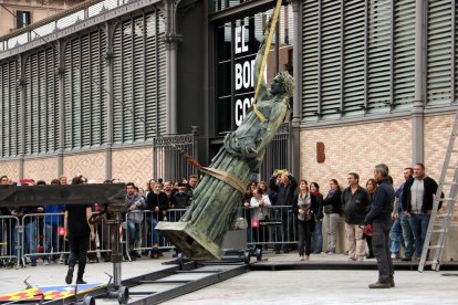 L’ajuntament va decidir retirar també l’estàtua de ‘La Victòria’ després de la demolició de la de Franco.