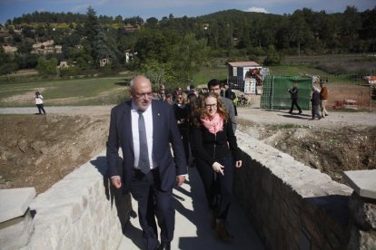 El conseller va inaugurar la recuperació del pont d’Ogern.