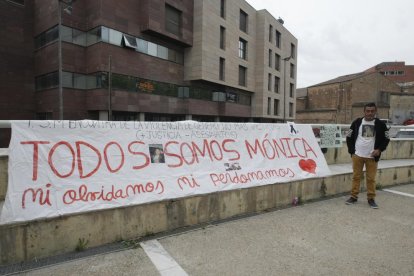 Pancarta en homenatge a Mónica Pérez al judici d’aquesta setmana.