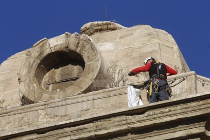 Un dels operaris aquest dimarts a la Catedral.