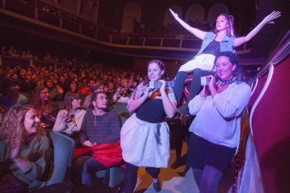 Espectacular entrada al Teatre Ateneu de ‘Lisístrata’, ahir en l’exitós debut de l’Associació Agrat.