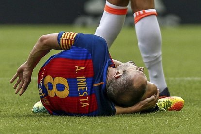 Andrés Iniesta es dolia al camp després de rebre una dura entrada d’Enzo Pérez.